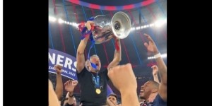 博鱼-恩里克赛后被扛起庆祝夺冠，罗马诺：多么棒的教练！